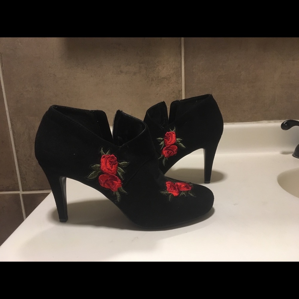 Rose print black heels!